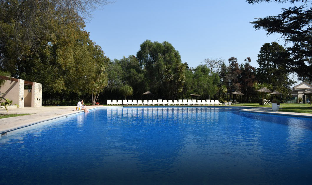 Pileta de 450 m2 de espejo de agua con diferentes profundidades